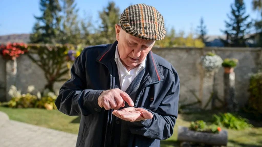 Idősebb férfi a szabadban, aktív mindennapi környezetben